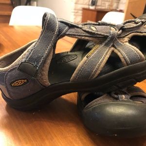 keen waterproof sandals size youth men 5 size 7 women hiking sport blue